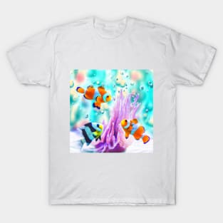 Peces nadando entre corales. T-Shirt